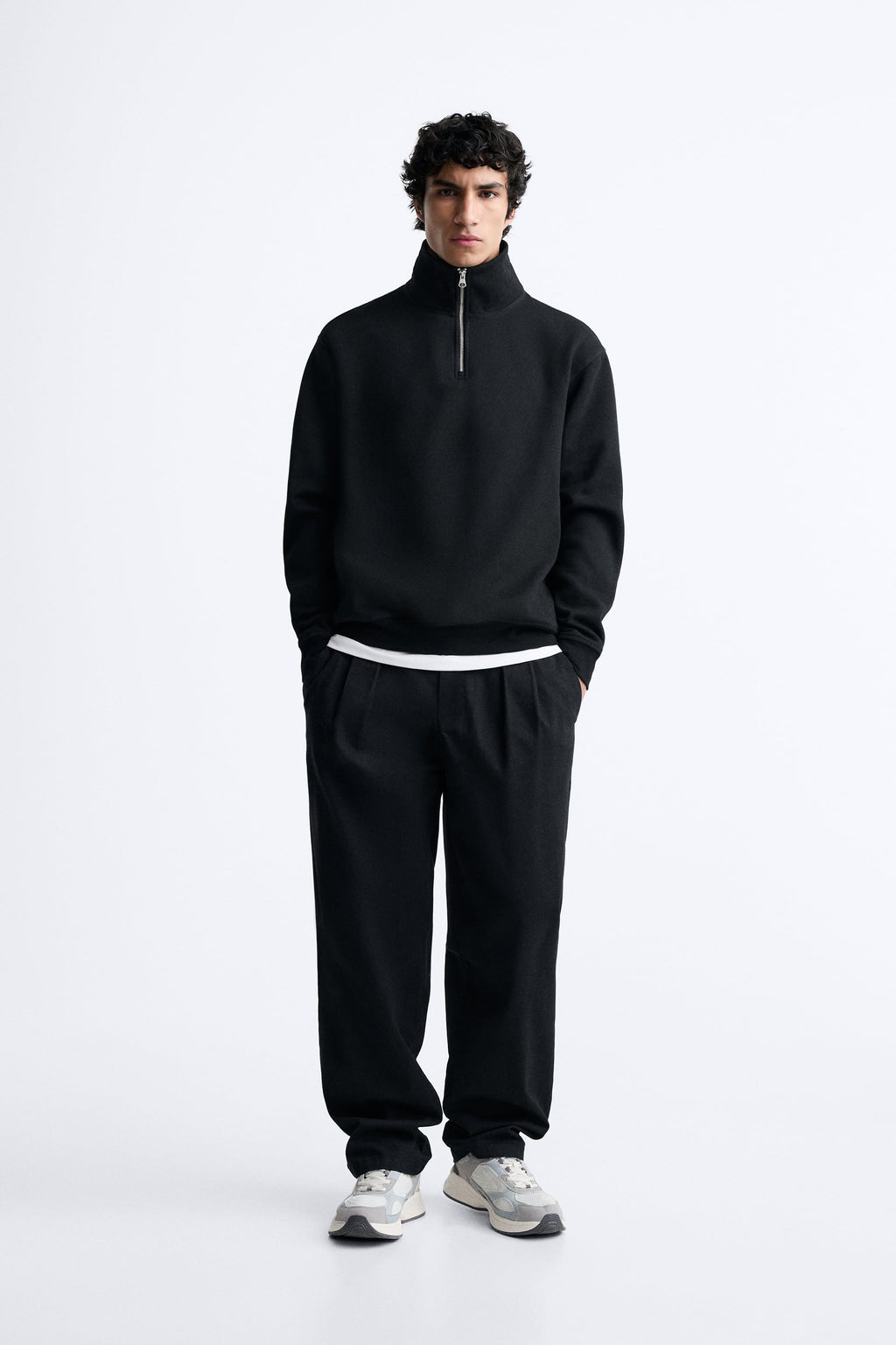 BLACK HALF ZIP SWEATSHIRT