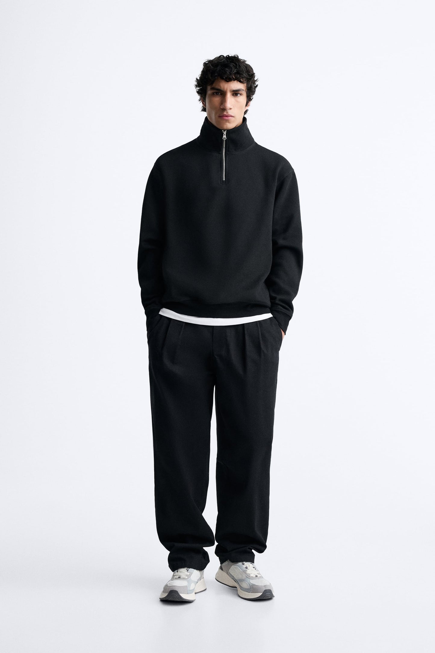 BLACK HALF ZIP SWEATSHIRT