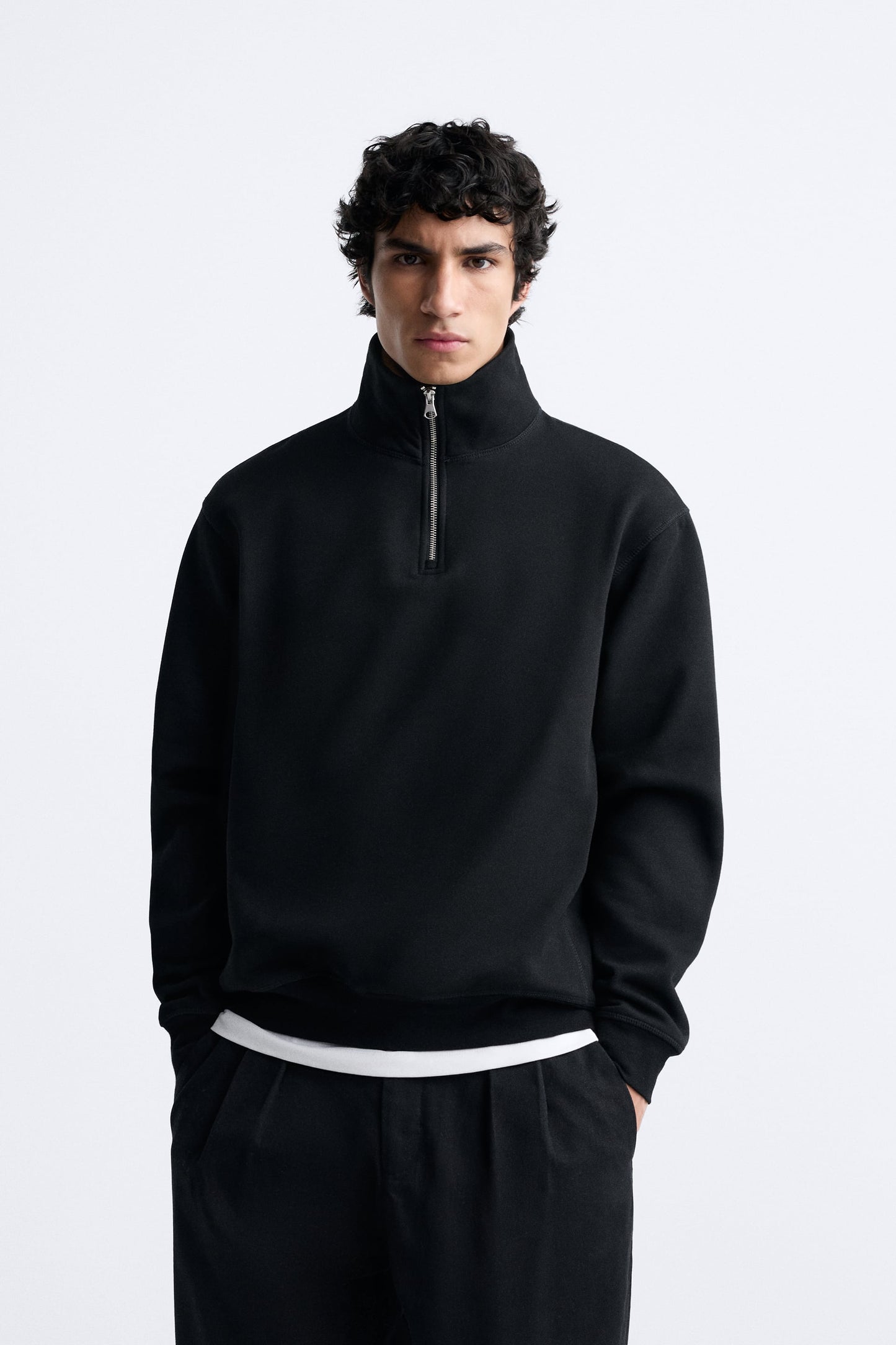 BLACK HALF ZIP SWEATSHIRT